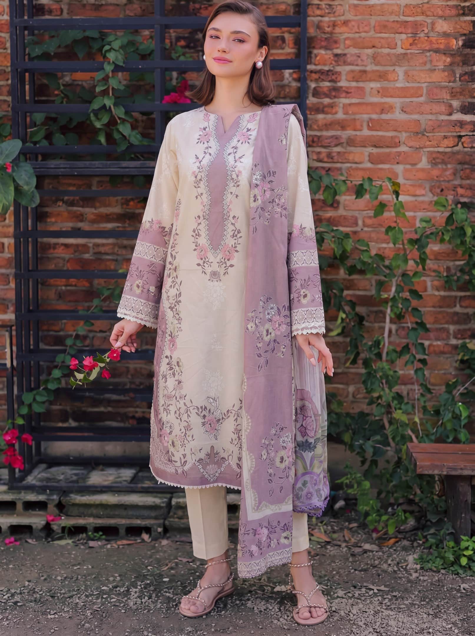SAFWA PARAHA VOL 44 3 Piece Lawn collection BTM110