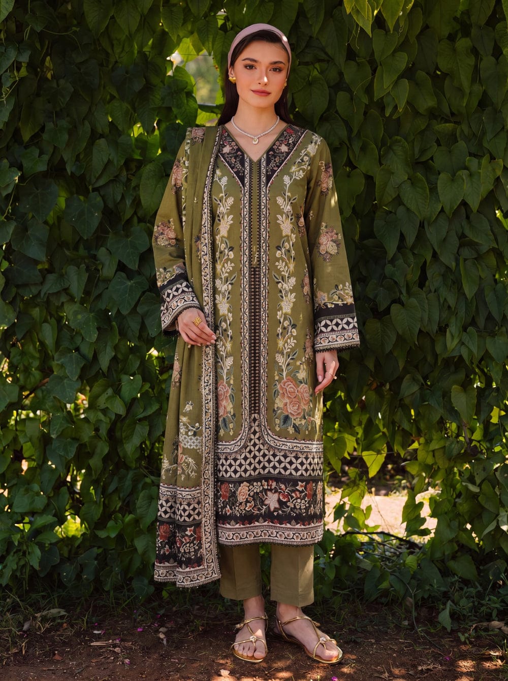 SAFWA PARAHA VOL 44 3 Piece Lawn collection BTM102 - image 1 of 3