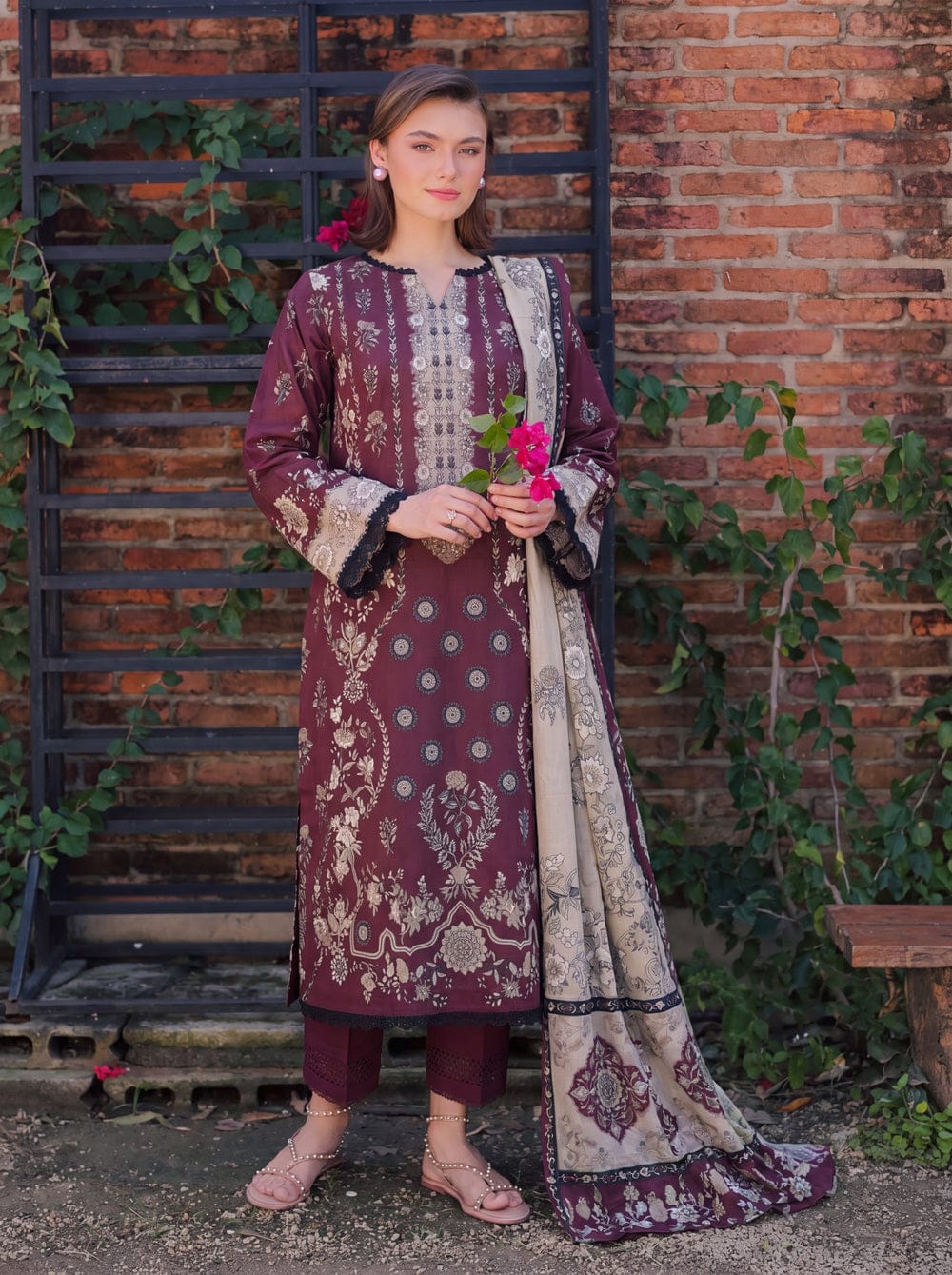 SAFWA PARAHA VOL 44 3 Piece Lawn collection BTM107 - image 1 of 3